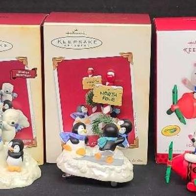 Hallmark Keepsake Penguin Parade – Featuring North Pole Motion Ornament
