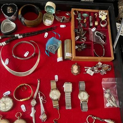 Sale Photo Thumbnail #8: All watches work, and keep time