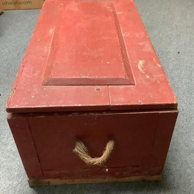 Painted wooden chest with rope handle 