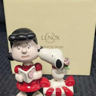 Sh486v lenox snoopy steals a kiss