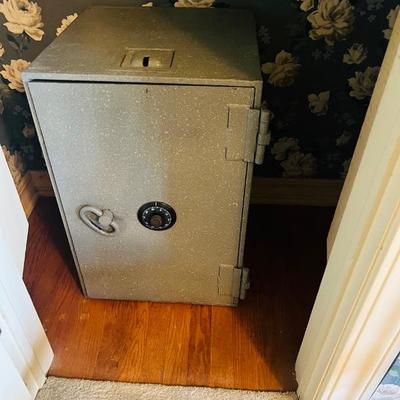 Sale Photo Thumbnail #18: Antique small safe with dial combo