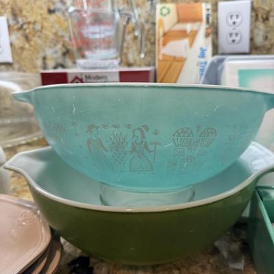 Sale Photo Thumbnail #2: Pyrex bowls