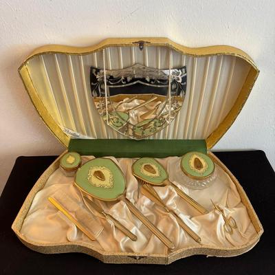 Vintage Pereline Vanity Set