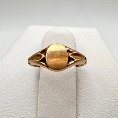 Tiny “Nemo” Signet Ring – Art Deco Design
