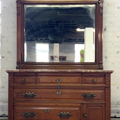 Cincinnati Art Carved (Attr.) Bespoke Victorian Solid Carved Oak Dresser With Mirror, Circa 1890