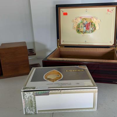 Romeo Y Julieta Humidor with Cohiba Cigar Box, Pipes and Stand 