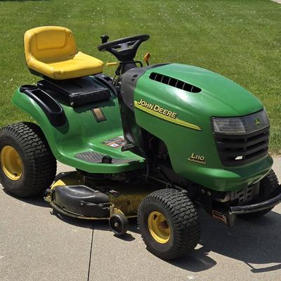 John Deere L110 Lawn Tractor (G)
