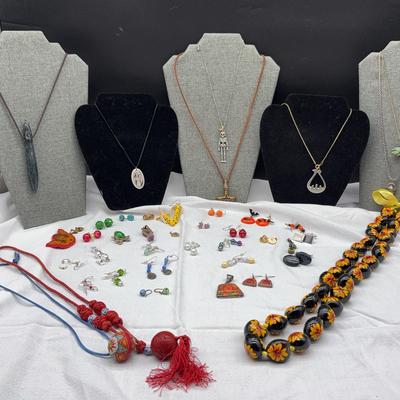 AY322E Holiday Jewelry Pieces And More 