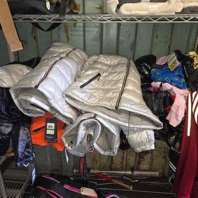 #3520 • Approx (20) Pieces of Mens & Womens Clothes
