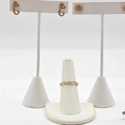 #808 • 10k Gold, Diamond Ring & Rhinestone Earrings, 5.71g
