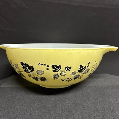 Pyrex Gooseberry Mixing Bowl