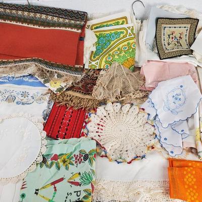 Vintage Table Linens - Tablecloths, Placemats & More 