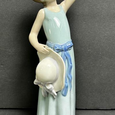 Lladro “Prissy Coiffure Girl” 