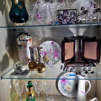 Sale Photo Thumbnail #30: COLLECTABLE GLASS AND PLATES