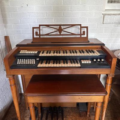Vintage Wurlitzer Electric Organ