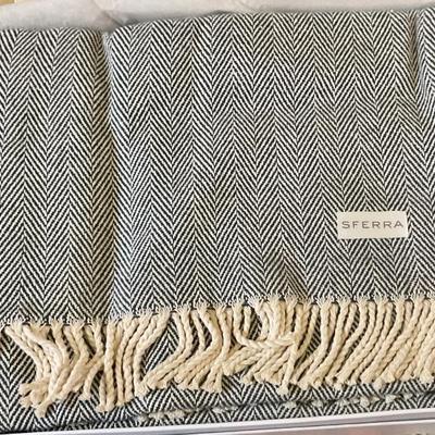 Sferra throw