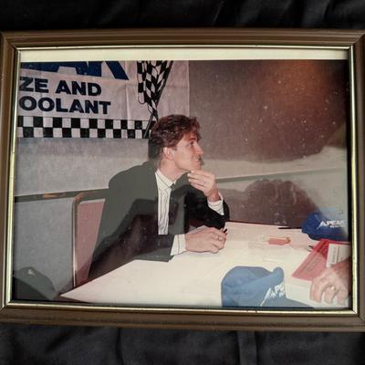 Lot 434: Vintage Framed Photo – Wayne Gretzky Autograph Signing Event