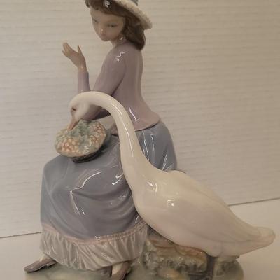 Lladro " Goose Trying To Eat" 