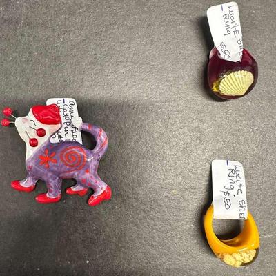 HHC476 Myrna Lee Chang Amy Lacombe Cat pin and 2 Lucite Shell Rings