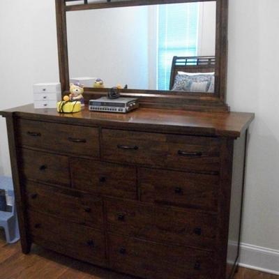 Dresser w/mirror