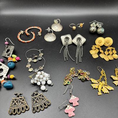 Sale Photo Thumbnail #76: Lot Of 13 Pairs Of Earrings Different Styles 