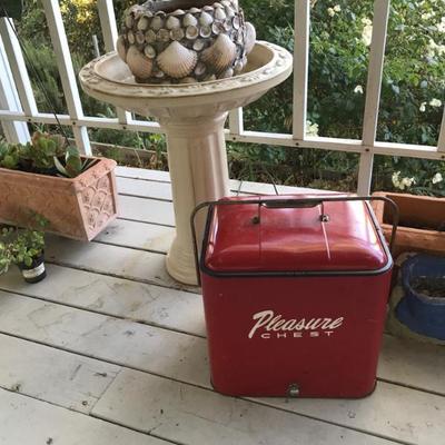 Vintage ice chest in great condition!