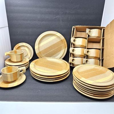  Vintage 1970s Stoneware - Jim McBride Fabrik "Foxfire" Pattern Dishes and Coffee Mugs