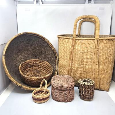 - Lot of Assorted Baskets: Including Large Market Basket w/ Handles & Large Over-Sized Basket Bowl