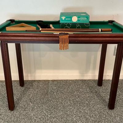 Minnesota Fats Miniature Billards Table & Accessories