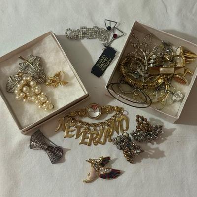Vintage & Costume Jewelry Lot – Brooches, Pins, Charms, NEVERLAND