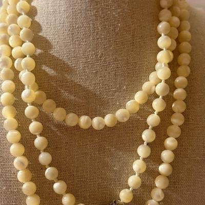 Vintage Cream Bead Necklace – Mother of Pearl Style with Clasp