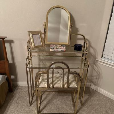 Elegant Bedroom Vanity and Mirror Set