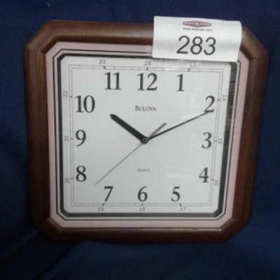 Bulova table top clock (no battery)