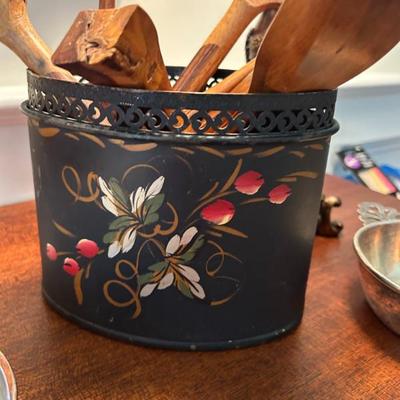 Sale Photo Thumbnail #141: Toleware basket! 