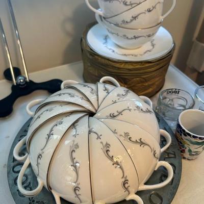Sale Photo Thumbnail #436: Royal Doulton 