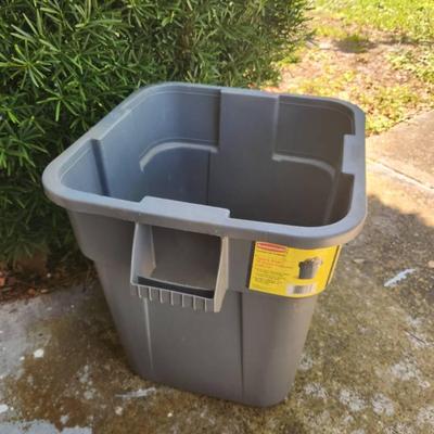Rubbermaid Square Brute Commercial 28-gal Container - 21x21x23"