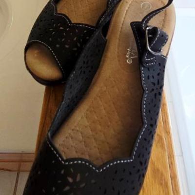black sandals size 7