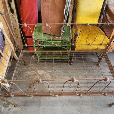 VINTAGE METAL BABY CRIB