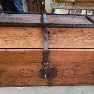 VINTAGE/ANTIQUE WOODEN TRUNK
