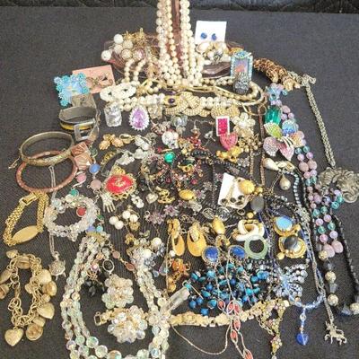 PRETTY COSTUME JEWELRY LOT 