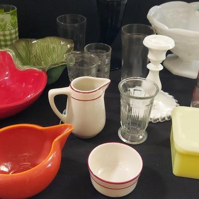 ASSORTMENT VINTAGE DISHES AND GLASSWARE, INCLUDING MILK GLASS AND METLOX