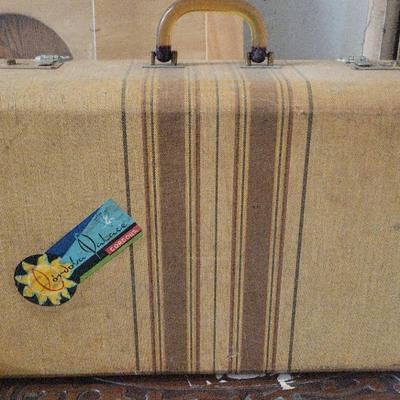 VINTAGE SUITCASE 