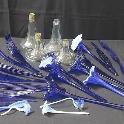 ECLECTIC ASSORTMENT OF GLASS DECORATIVE PIECES 