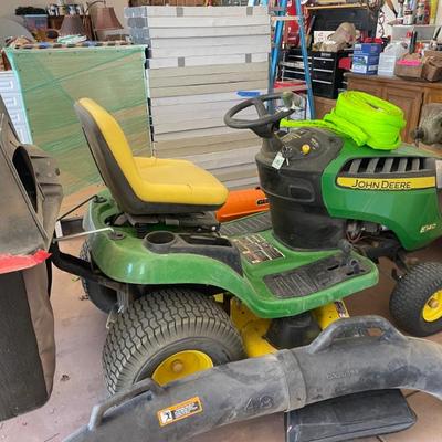 Sale Photo Thumbnail #87: Ride on lawnmower 