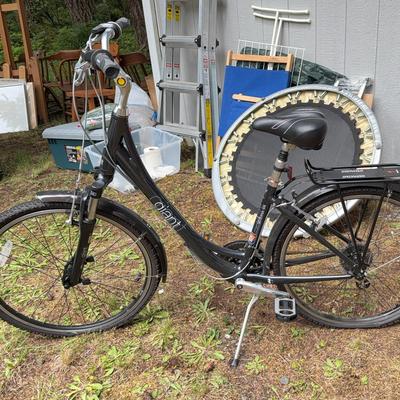 Woman's Giant City Bike,