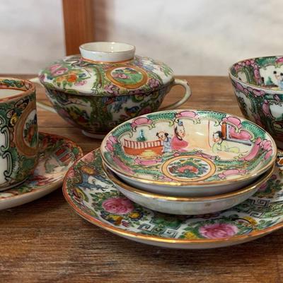 Chinese Famille Rose Medallion #2