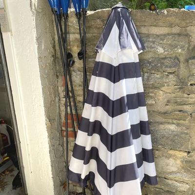 Safavieh Umbrella And Tiki Torches 