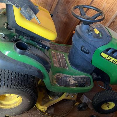 John Deere D130 Riding Lawn Mower