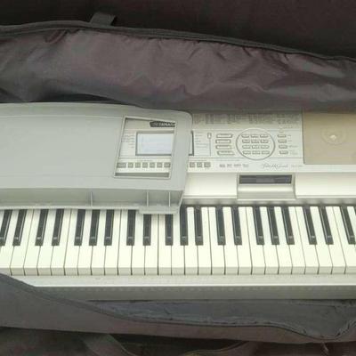 Yamaha Portable Keyboard With Case, Pedal & Manual – Powers On