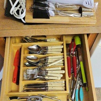 NutriChef Electric Carving Knife (1) + Contents Of Drawer